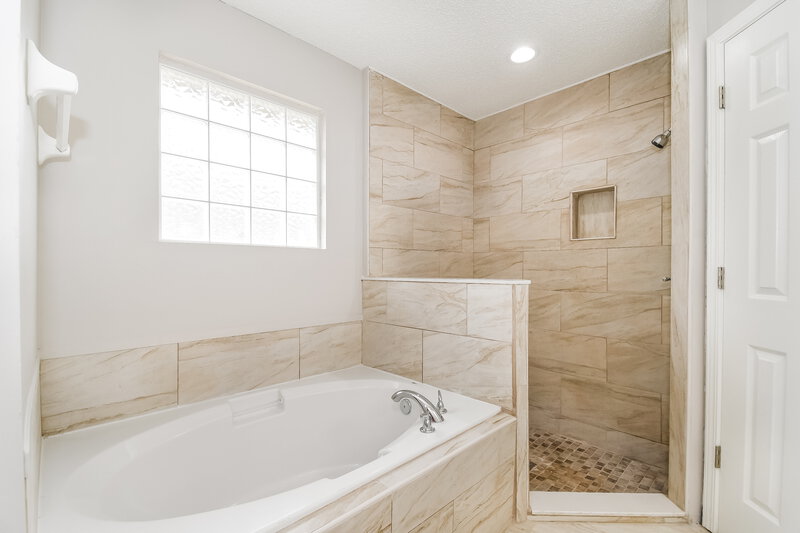 1,885/Mo, 1602 Elsa Dr Jacksonville, FL 32218 Main Bathroom View 2