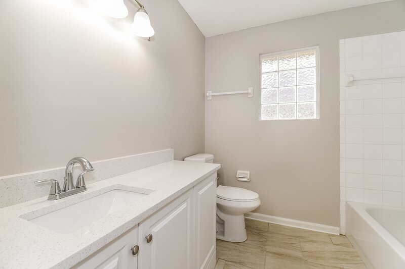 1,885/Mo, 1602 Elsa Dr Jacksonville, FL 32218 Bathroom View