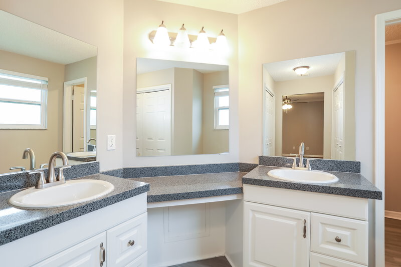 1,785/Mo, 1755 Farm Way Middleburg, FL 32068 Main Bathroom View