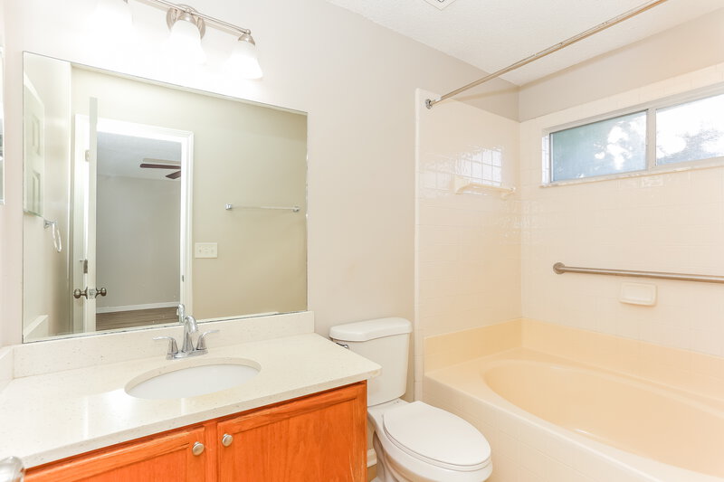 2,030/Mo, 3416 International Village Dr W Jacksonville, FL 32277 Main Bathroom View