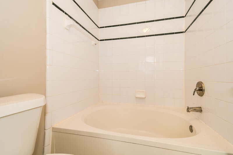 1,920/Mo, 1141 Brookwood Bluff Rd E Jacksonville, FL 32225 Main Bathroom View 2