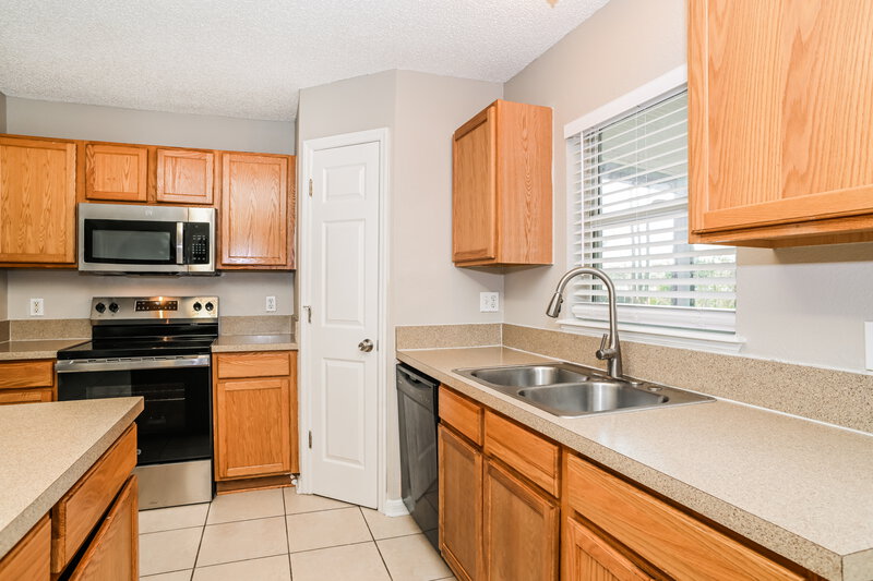2,120/Mo, 4014 Broad Creek Ln Jacksonville, FL 32218 Kitchen View