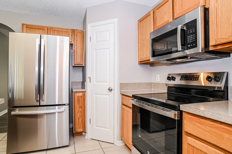 2,120/Mo, 4014 Broad Creek Ln Jacksonville, FL 32218 Kitchen View 2