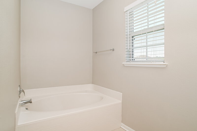 2,120/Mo, 4014 Broad Creek Ln Jacksonville, FL 32218 Main Bathroom View