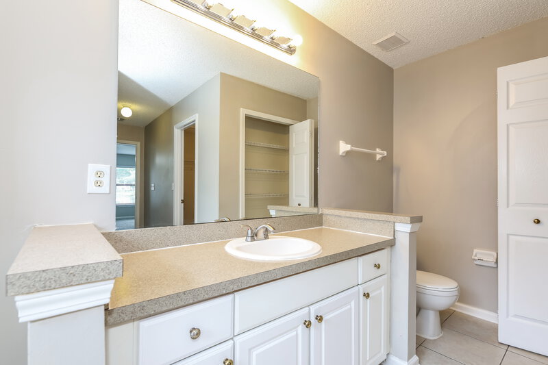 2,300/Mo, 2479 Coachman Lakes Dr Jacksonville, FL 32246 Main Bathroom View