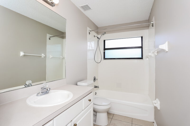 2,280/Mo, 2479 Coachman Lakes Dr Jacksonville, FL 32246 Bathroom View