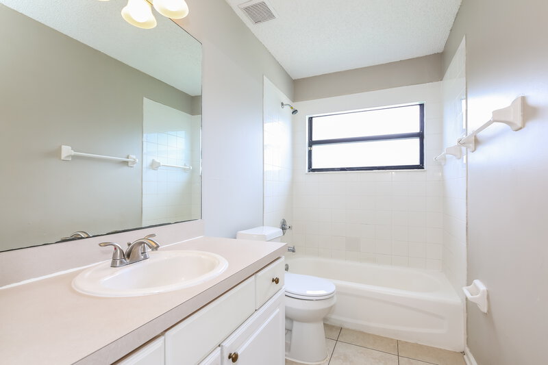 2,300/Mo, 2479 Coachman Lakes Dr Jacksonville, FL 32246 Bathroom View
