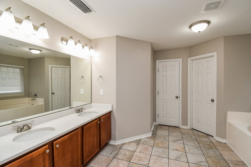 1,895/Mo, 3248 Silverado Cir Green Cove Springs, FL 32043 Main Bathroom View