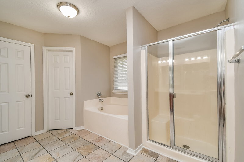 1,895/Mo, 3248 Silverado Cir Green Cove Springs, FL 32043 Main Bathroom View 2