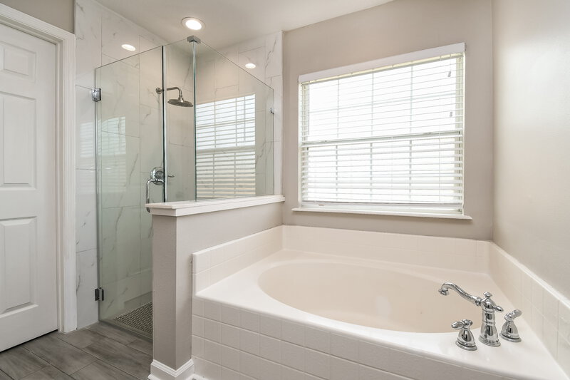 2,060/Mo, 11504 Bonnie Lakes Ct Jacksonville, FL 32221 Main Bathroom View 2