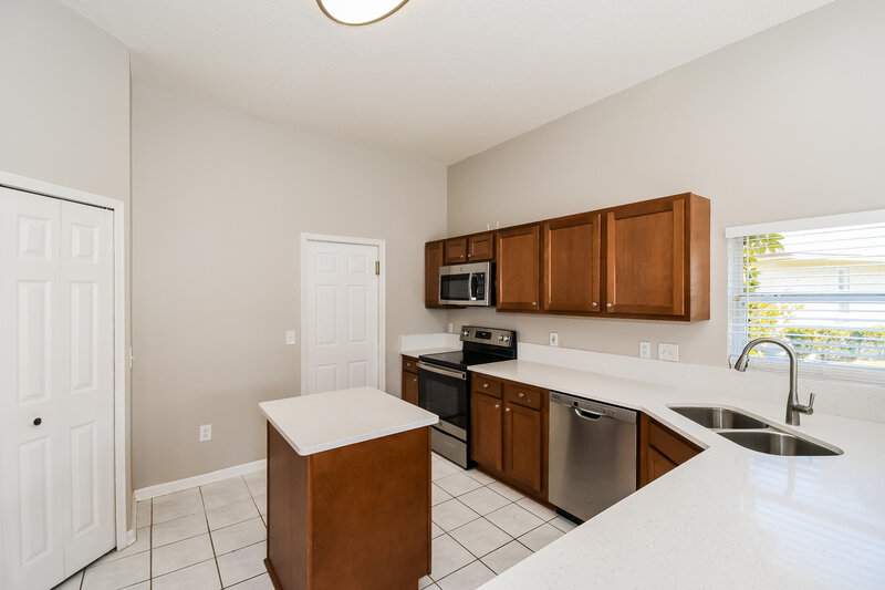 2,330/Mo, 5032 Toproyal Ln Jacksonville, FL 32277 Kitchen View 2