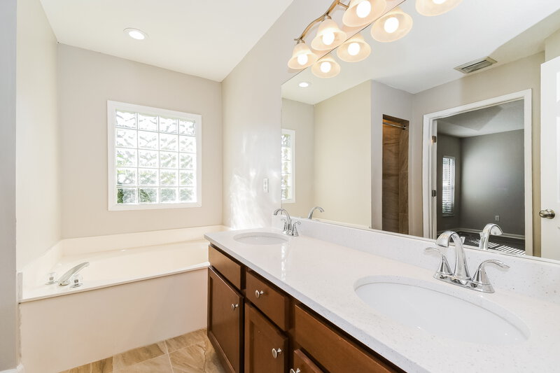 2,330/Mo, 5032 Toproyal Ln Jacksonville, FL 32277 Main Bathroom View