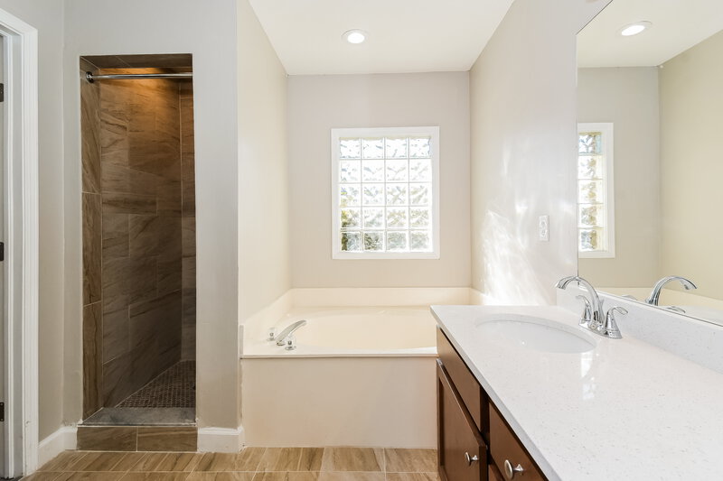 2,330/Mo, 5032 Toproyal Ln Jacksonville, FL 32277 Main Bathroom View 2