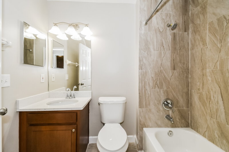 2,330/Mo, 5032 Toproyal Ln Jacksonville, FL 32277 Bathroom View