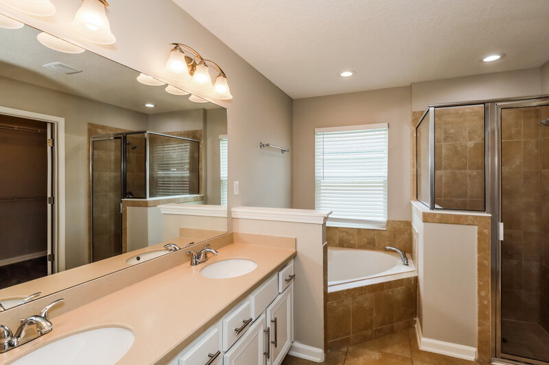2,060/Mo, 3955 Chimney Swifts Lane Middleburg, FL 32068 Main Bathroom View