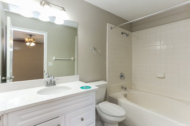 2,055/Mo, 3318 Side Out Ct Jacksonville, FL 32277 Main Bathroom View