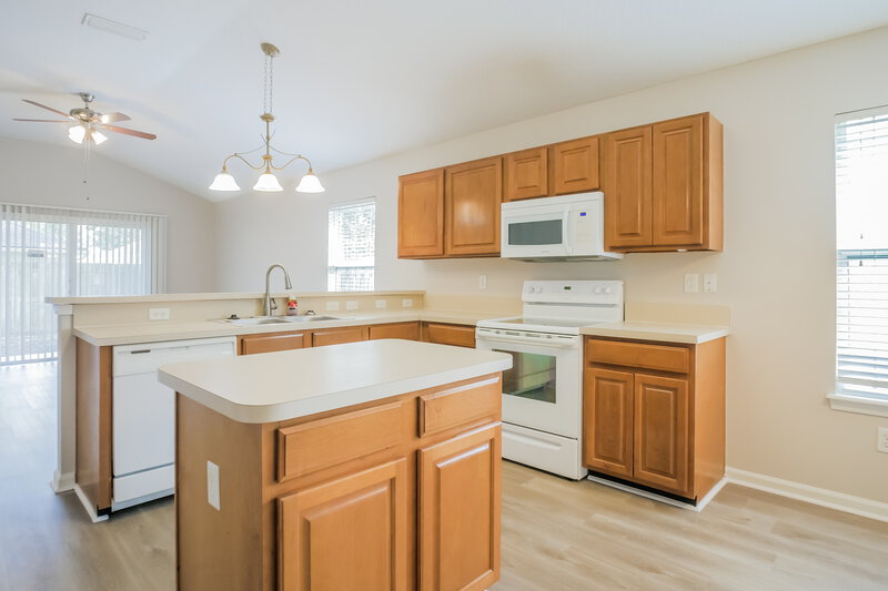 2,050/Mo, 1309 Ardmore St St Augustine, FL 32092 Kitchen View