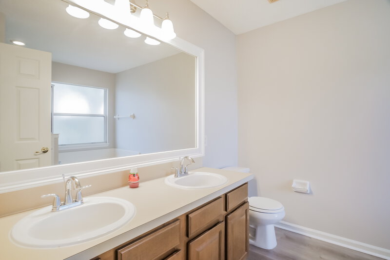 2,050/Mo, 1309 Ardmore St St Augustine, FL 32092 Main Bathroom View