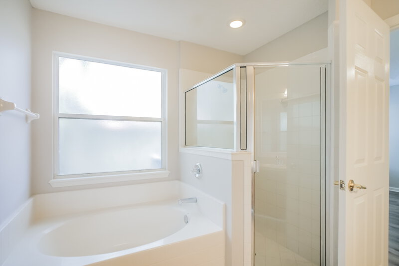 2,050/Mo, 1309 Ardmore St St Augustine, FL 32092 Main Bathroom View 2