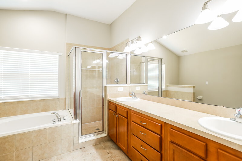 3,670/Mo, 2734 Wood Stork Trl Orange Park, FL 32073 Main Bathroom View