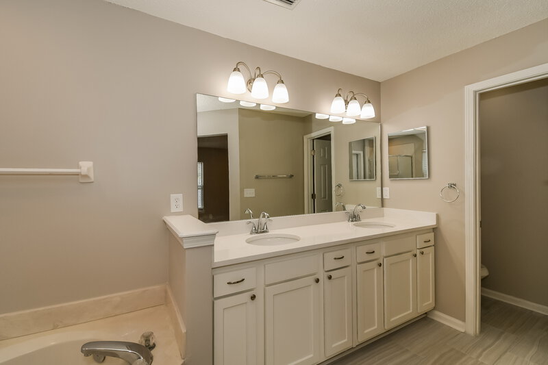 2,900/Mo, 3270 Deuce Ct Jacksonville, FL 32277 Main Bathroom View