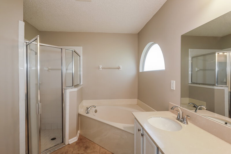 0/Mo, 4081 Edgeland Trail Middleburg, FL 32068 Main Bathroom View
