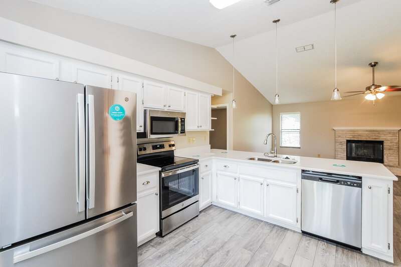 1,660/Mo, 2935 Jessicas Ct Green Cove Springs, FL 32043 Kitchen View 2
