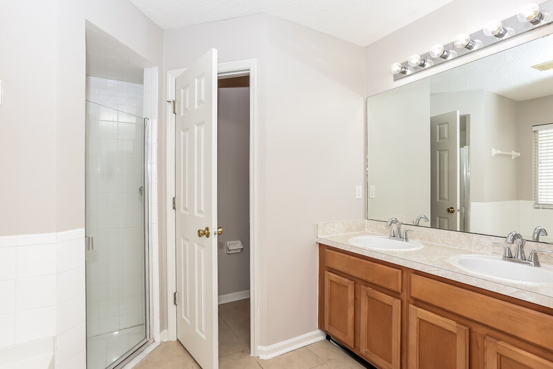 2,500/Mo, 8954 Derrickson Dr Jacksonville, FL 32210 Main Bathroom View