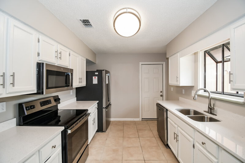 2,115/Mo, 2412 Balsamwood Ct Orange Park, FL 32065 Kitchen View 2
