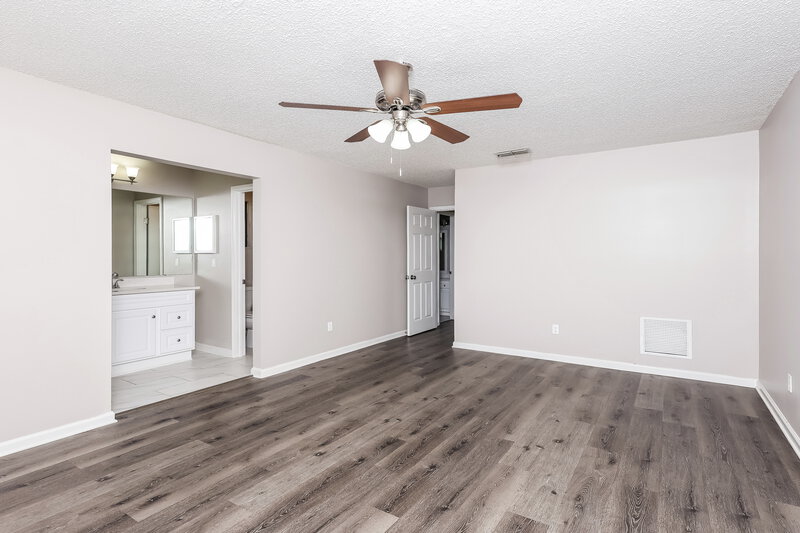 2,070/Mo, 2412 Balsamwood Ct Orange Park, FL 32065 Main Bedroom View 2