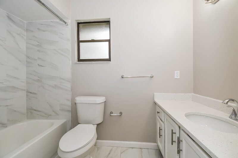 2,115/Mo, 2412 Balsamwood Ct Orange Park, FL 32065 Bathroom View
