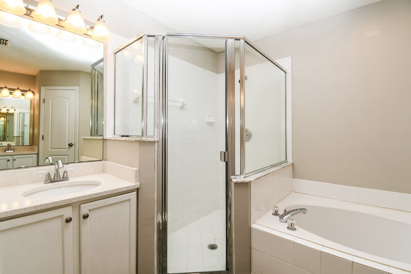 2,100/Mo, 3016 Golden Pond Blvd Orange Park, FL 32073 Main Bathroom View