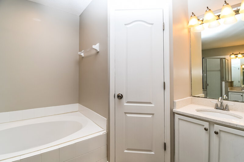 2,100/Mo, 3016 Golden Pond Blvd Orange Park, FL 32073 Main Bathroom View 2