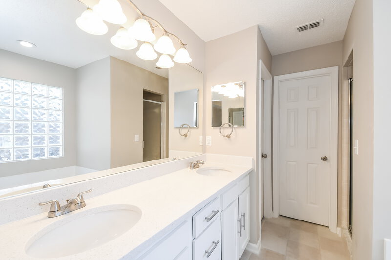 2,120/Mo, 1332 Red Maple Ct Orange Park, FL 32073 Main Bathroom View
