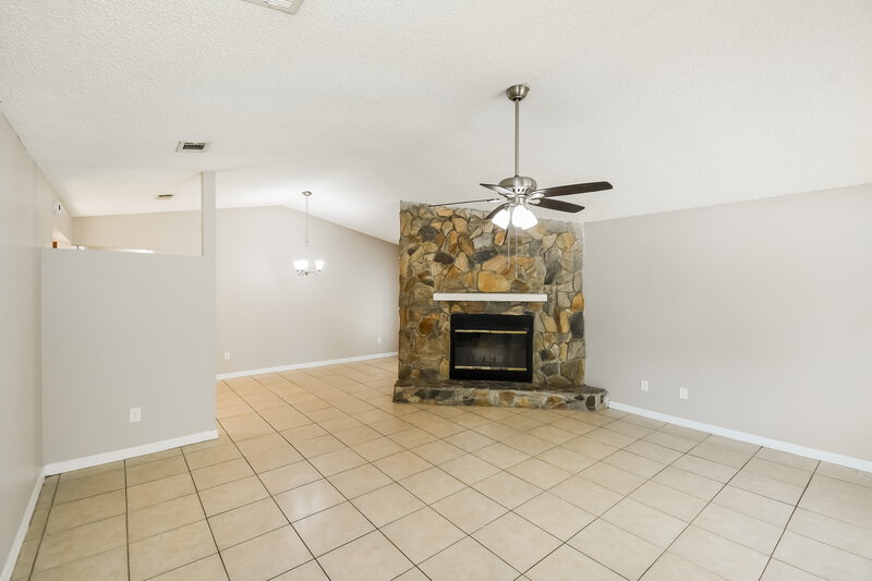 1,695/Mo, 1834 Manitoba Ct N. Middleburg, FL 32068 Living Room View 2