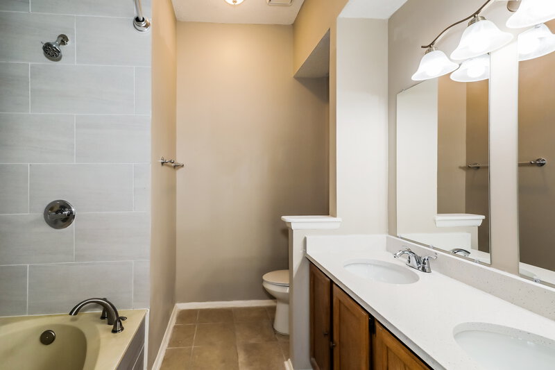 1,715/Mo, 8018 Weather Vane Dr Jacksonville, FL 32244 Main Bathroom View