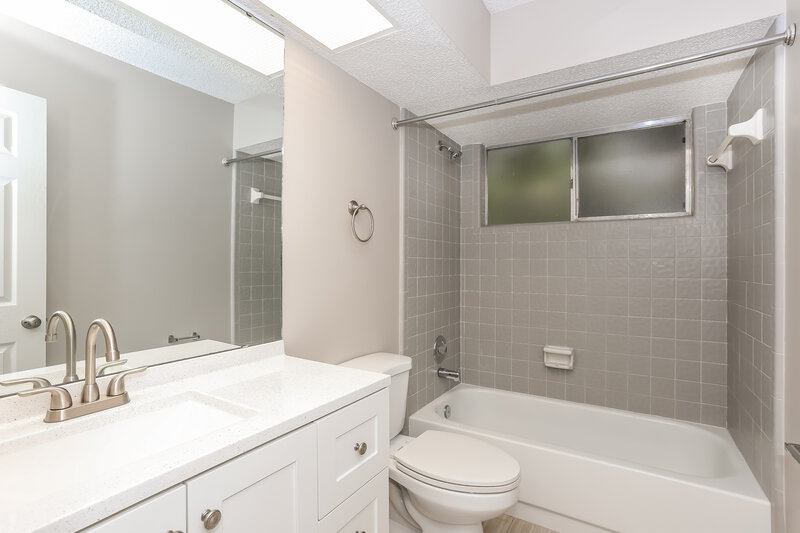 1,710/Mo, 8291 Honeysuckle Ln Jacksonville, FL 32244 Bathroom View
