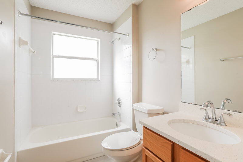 1,615/Mo, 1936 Hunters Trace Cir Middleburg, FL 32068 Bathroom View