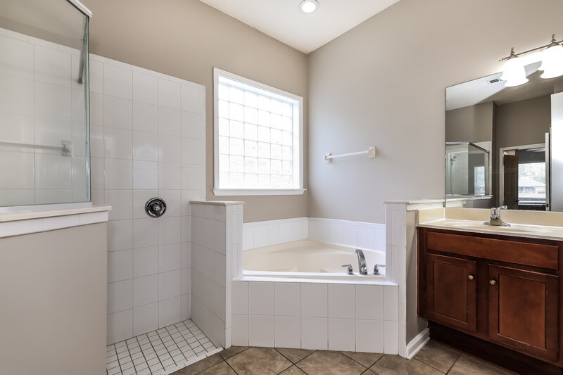2,960/Mo, 3583 Shrewsbury Dr Jacksonville, FL 32226 Main Bathroom View