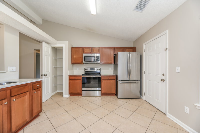 2,230/Mo, 880 Long Lake Dr Jacksonville, FL 32225 Kitchen View
