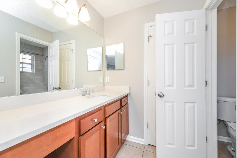 2,230/Mo, 880 Long Lake Dr Jacksonville, FL 32225 Main Bathroom View