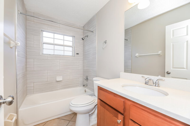 2,230/Mo, 880 Long Lake Dr Jacksonville, FL 32225 Bathroom View