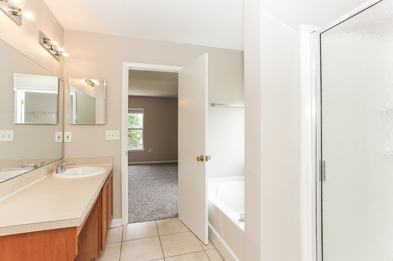 2,300/Mo, 2300 Justin Lake Dr Jacksonville, FL 32221 Main Bathroom View