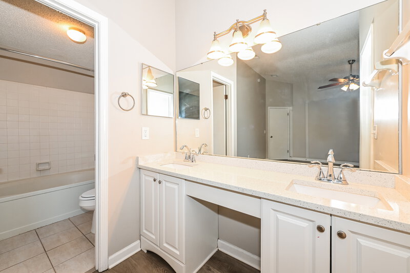 1,985/Mo, 8026 Fleur De Lis Dr Jacksonville, FL 32277 Main Bathroom View