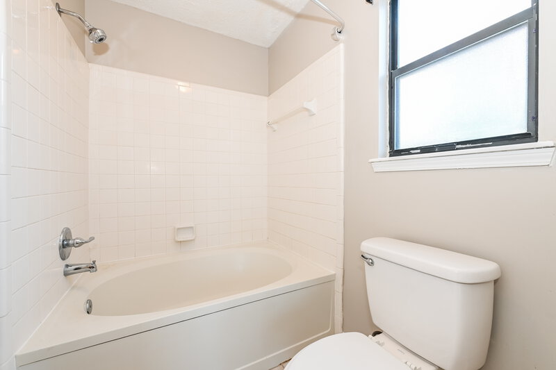 1,985/Mo, 8026 Fleur De Lis Dr Jacksonville, FL 32277 Bathroom View