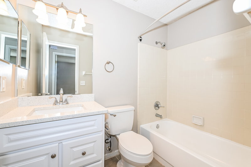 1,985/Mo, 8026 Fleur De Lis Dr Jacksonville, FL 32277 Bathroom View 2