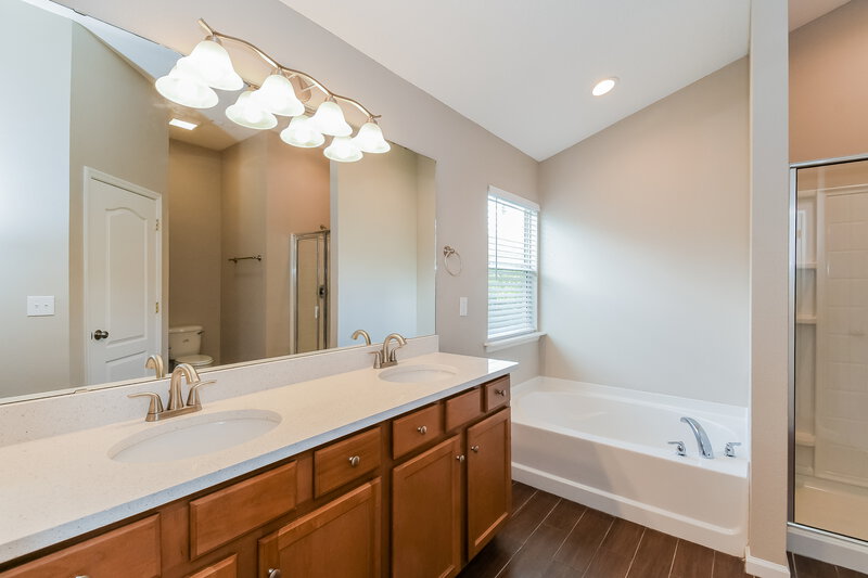 2,320/Mo, 2630 Oak Haven Dr Middleburg, FL 32068 Main Bathroom View