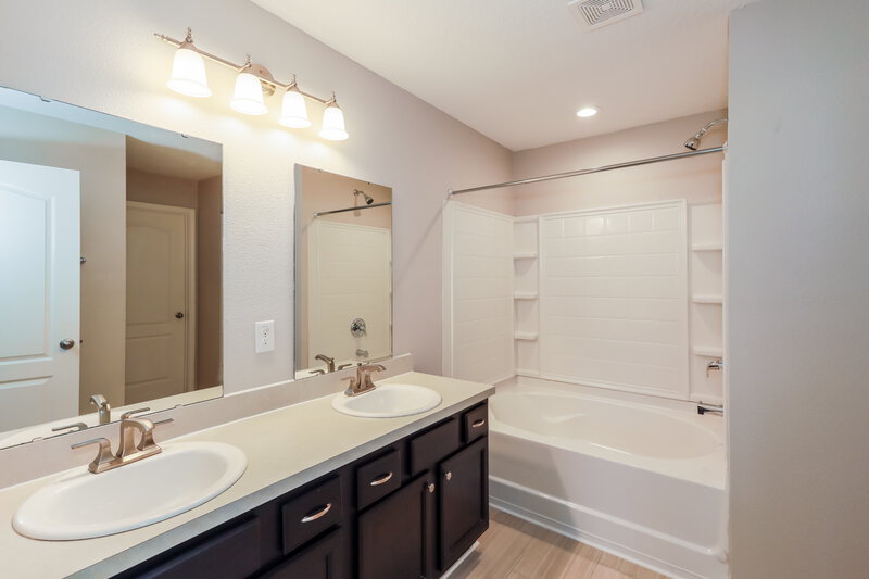 2,560/Mo, 10251 Magnolia Hills Dr Jacksonville, FL 32210 Main Bathroom View