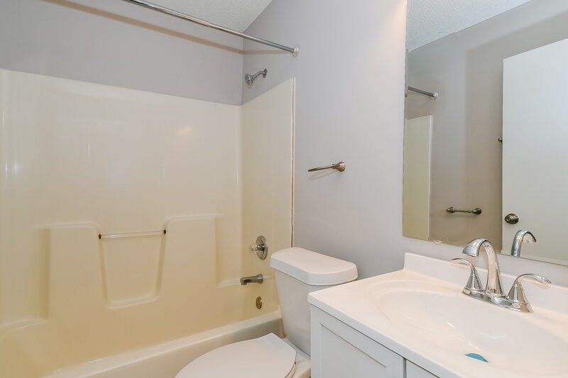 1,675/Mo, 1612 Ibis Dr Orange Park, FL 32065 Main Bathroom View