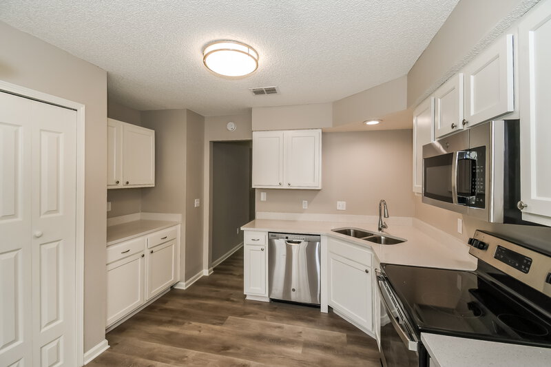 1,935/Mo, 8724 Huntington Woods Cir N Jacksonville, FL 32244 Kitchen View 2